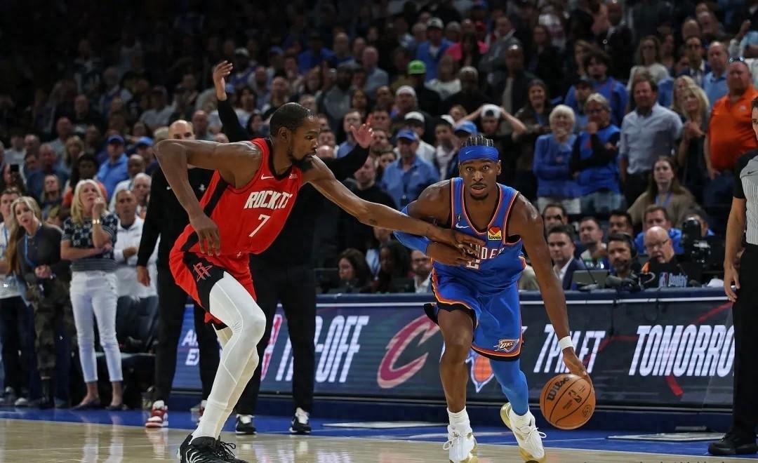 末节输18分！火箭崩盘遭雷霆双杀，杜兰特被羞辱，休媒喊杀谢泼德