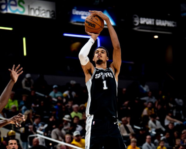 开云品牌平台-4000场里程碑！文班29+11马刺送独行侠6连败 弗拉格连4场30+